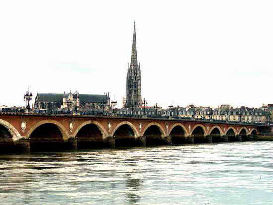 Le Pont de Pierre et la flèche de l’église Saint Michel
